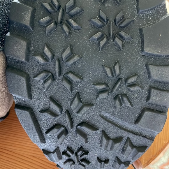 L.L. Bean Prima Loft suede boots. Like new. Great grip. Warm. Size 8. EUC. - Picture 4 of 6